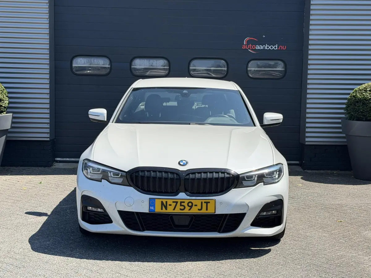 330i High Executive M-Sport | Navigatie | Climate Control | Stoelverwarming | Parkeersensoren |