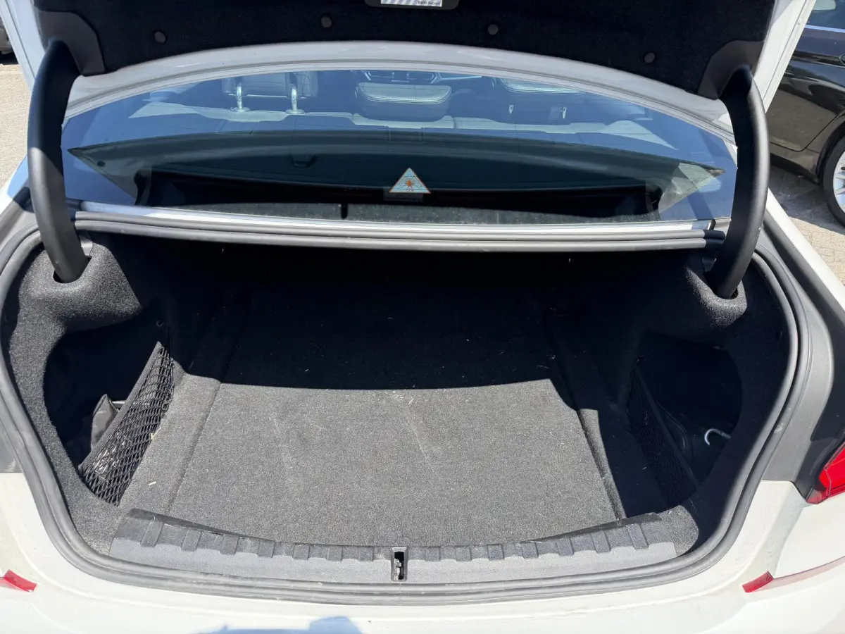 330i High Executive M-Sport | Navigatie | Climate Control | Stoelverwarming | Parkeersensoren |
