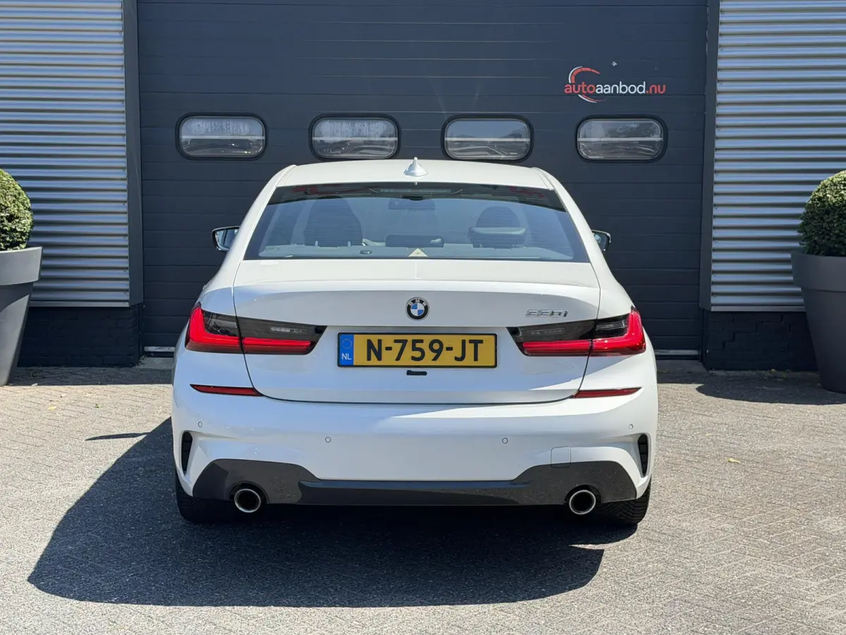 330i High Executive M-Sport | Navigatie | Climate Control | Stoelverwarming | Parkeersensoren |