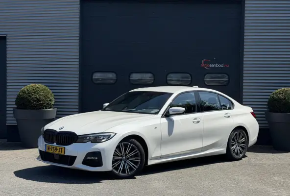 330i High Executive M-Sport | Navigatie | Climate Control | Stoelverwarming | Parkeersensoren |