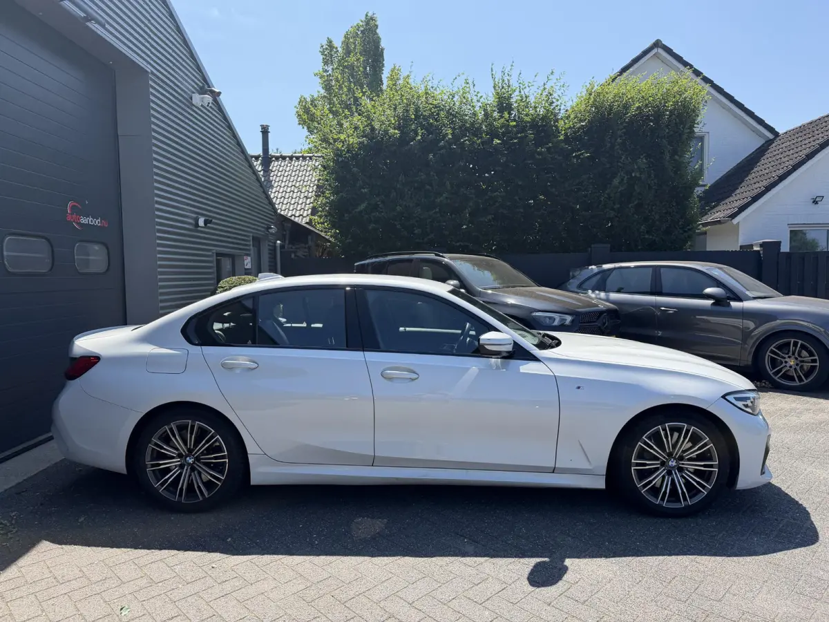 330i High Executive M-Sport | Navigatie | Climate Control | Stoelverwarming | Parkeersensoren |