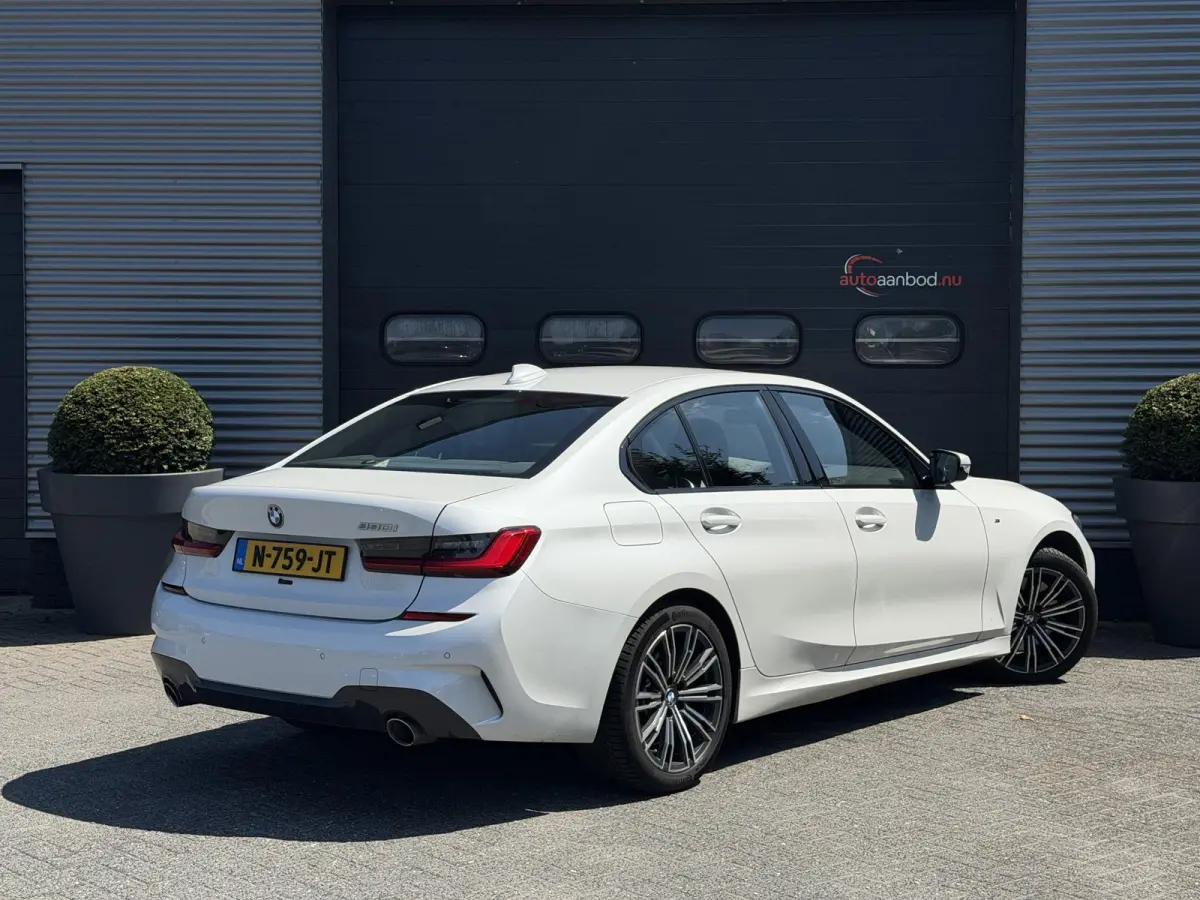 330i High Executive M-Sport | Navigatie | Climate Control | Stoelverwarming | Parkeersensoren |