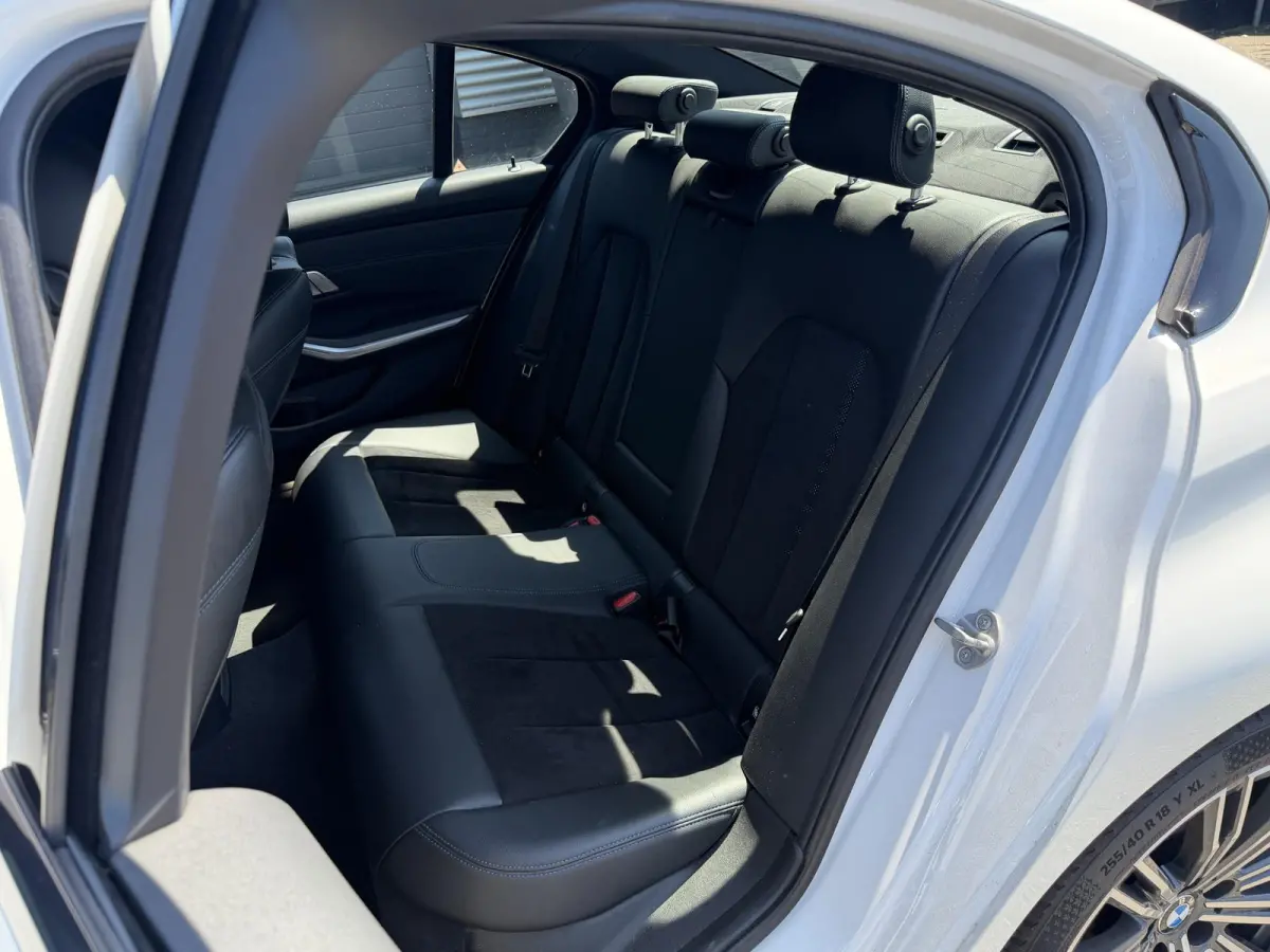 330i High Executive M-Sport | Navigatie | Climate Control | Stoelverwarming | Parkeersensoren |