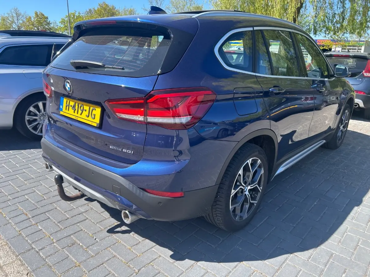 sDrive20i VDL Nedcar Edition | Glazen panorama-daK | Trekhaak | Navigatie | App connect | lederen bekleding Stoel/stuurverwarming | 18"LMV