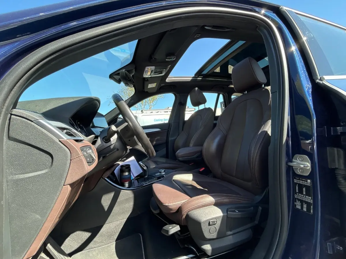 sDrive20i VDL Nedcar Edition | Glazen panorama-daK | Trekhaak | Navigatie | App connect | lederen bekleding Stoel/stuurverwarming | 18"LMV