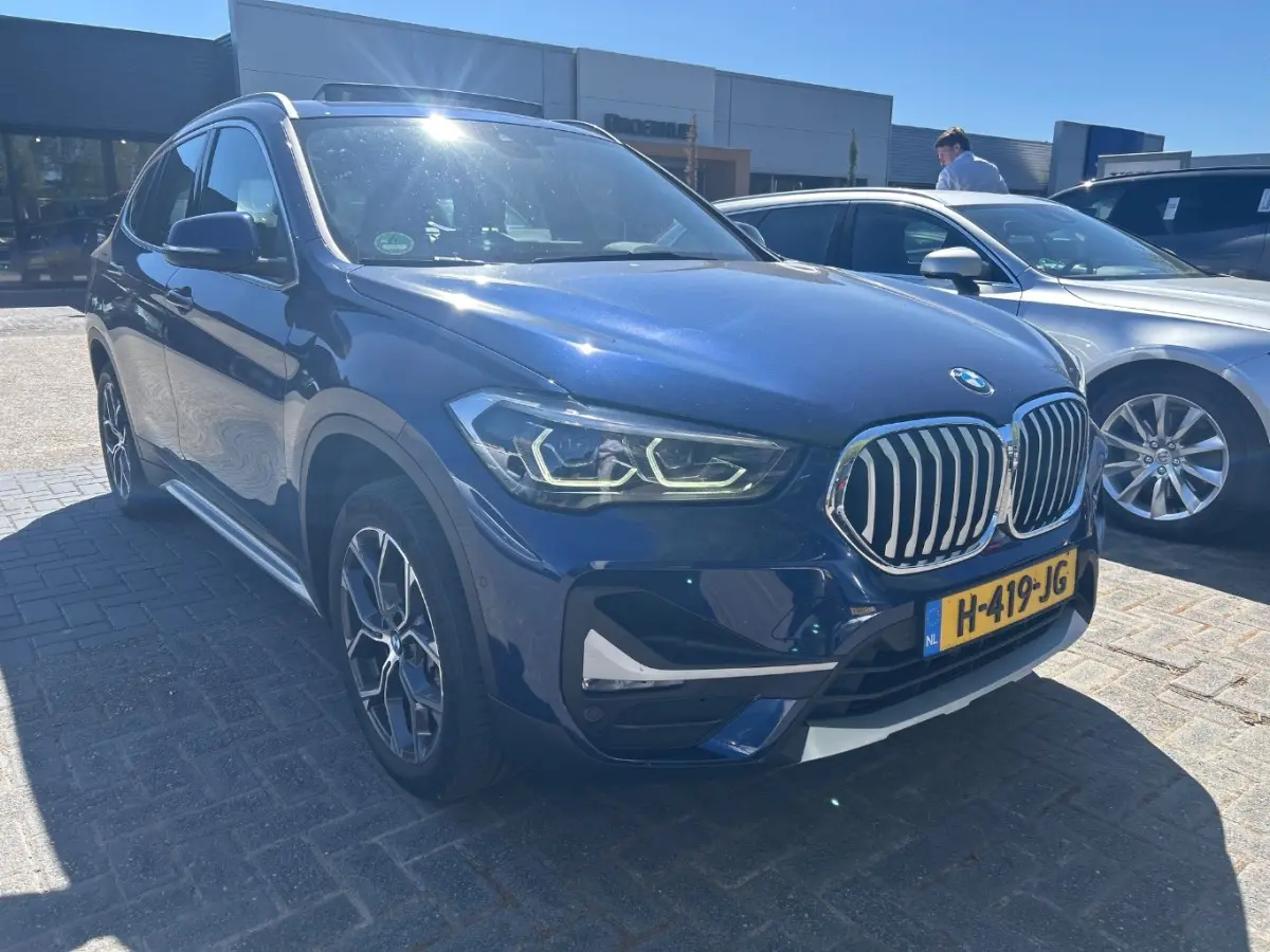 sDrive20i VDL Nedcar Edition | Glazen panorama-daK | Trekhaak | Navigatie | App connect | lederen bekleding Stoel/stuurverwarming | 18"LMV