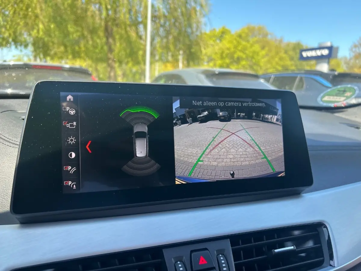 sDrive20i VDL Nedcar Edition | Glazen panorama-daK | Trekhaak | Navigatie | App connect | lederen bekleding Stoel/stuurverwarming | 18"LMV