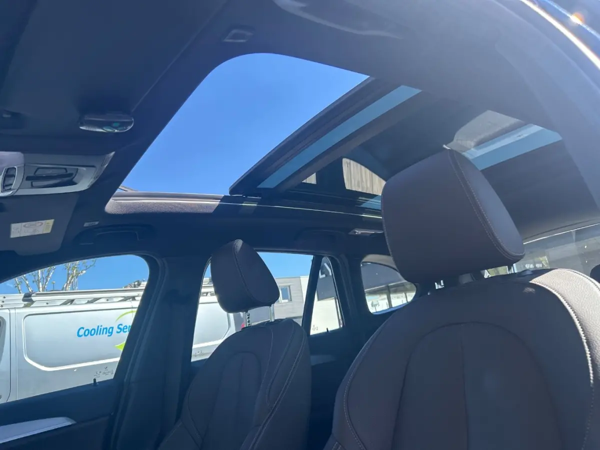 sDrive20i VDL Nedcar Edition | Glazen panorama-daK | Trekhaak | Navigatie | App connect | lederen bekleding Stoel/stuurverwarming | 18"LMV