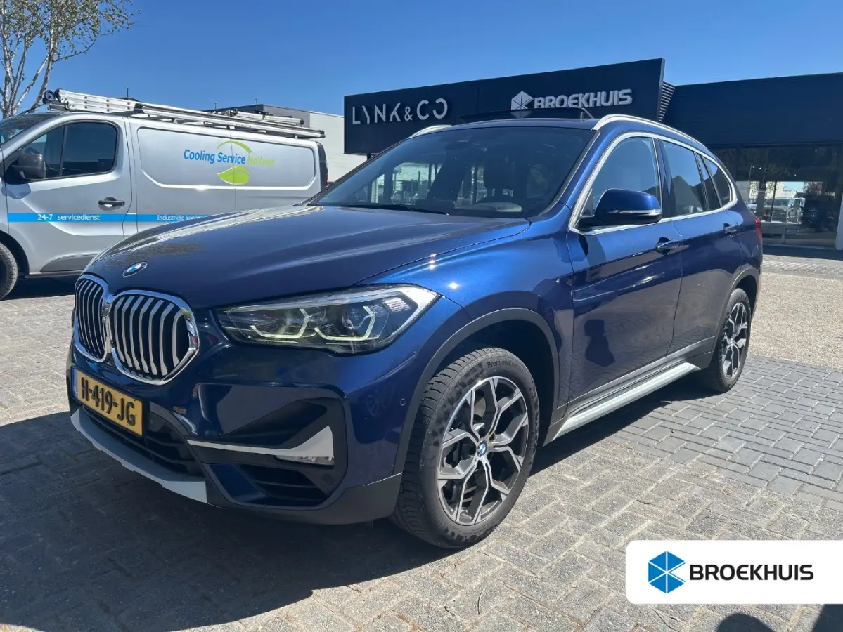 sDrive20i VDL Nedcar Edition | Glazen panorama-daK | Trekhaak | Navigatie | App connect | lederen bekleding Stoel/stuurverwarming | 18"LMV