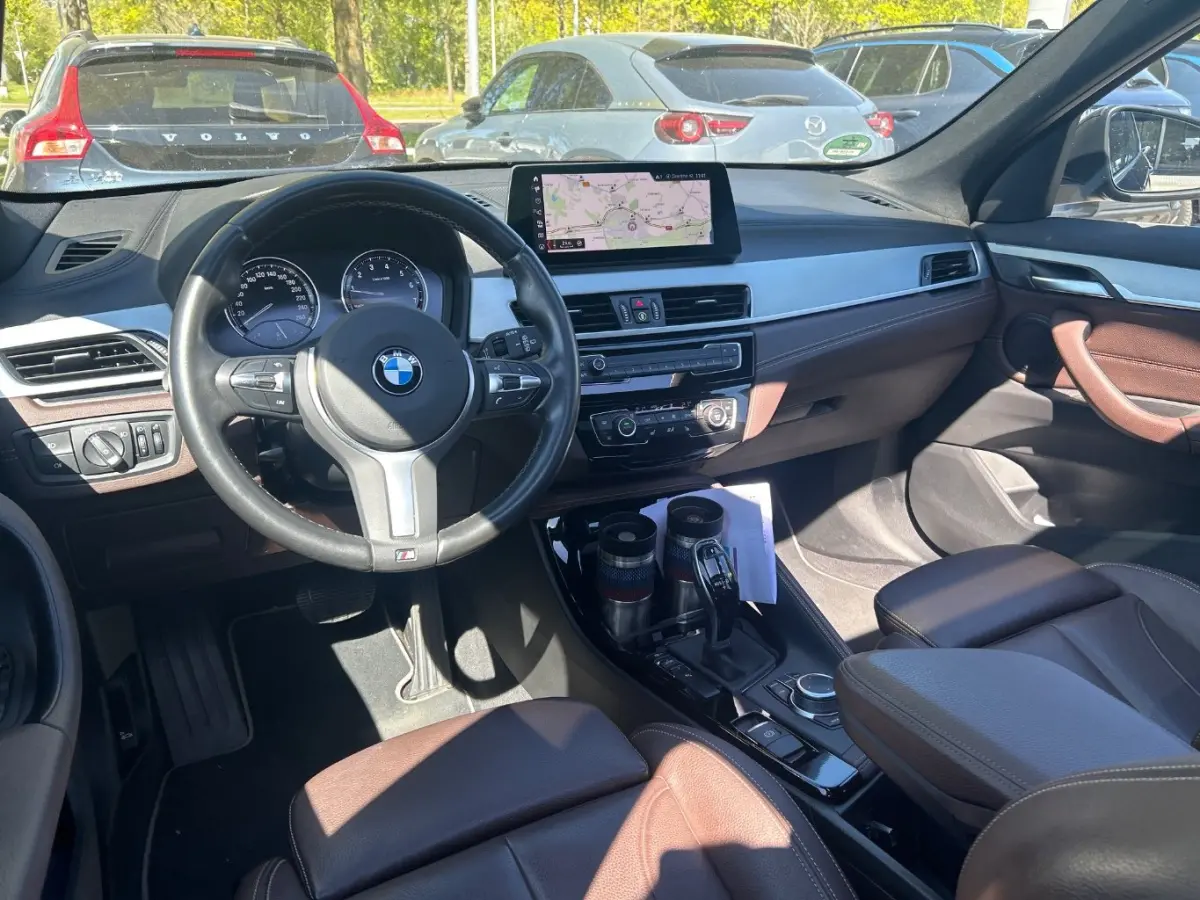 sDrive20i VDL Nedcar Edition | Glazen panorama-daK | Trekhaak | Navigatie | App connect | lederen bekleding Stoel/stuurverwarming | 18"LMV