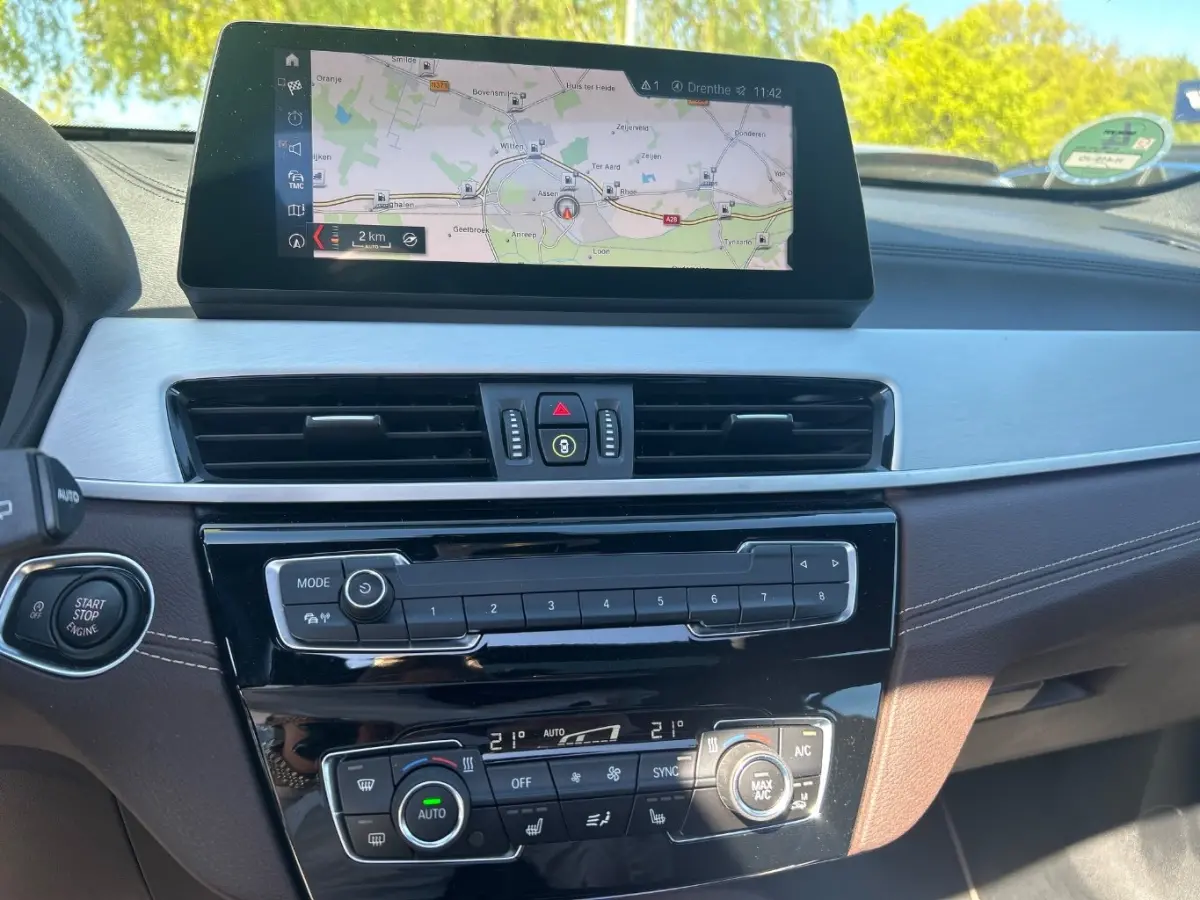 sDrive20i VDL Nedcar Edition | Glazen panorama-daK | Trekhaak | Navigatie | App connect | lederen bekleding Stoel/stuurverwarming | 18"LMV
