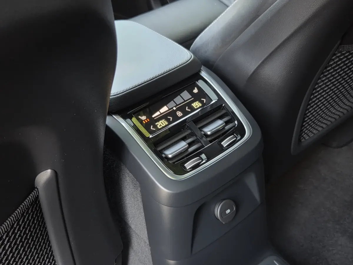 2.0 T8 Recharge AWD Ultimate Dark | Trekhaak | Luchtvering | Bowers&Wilkins | HUD | 360 Cam | Pano