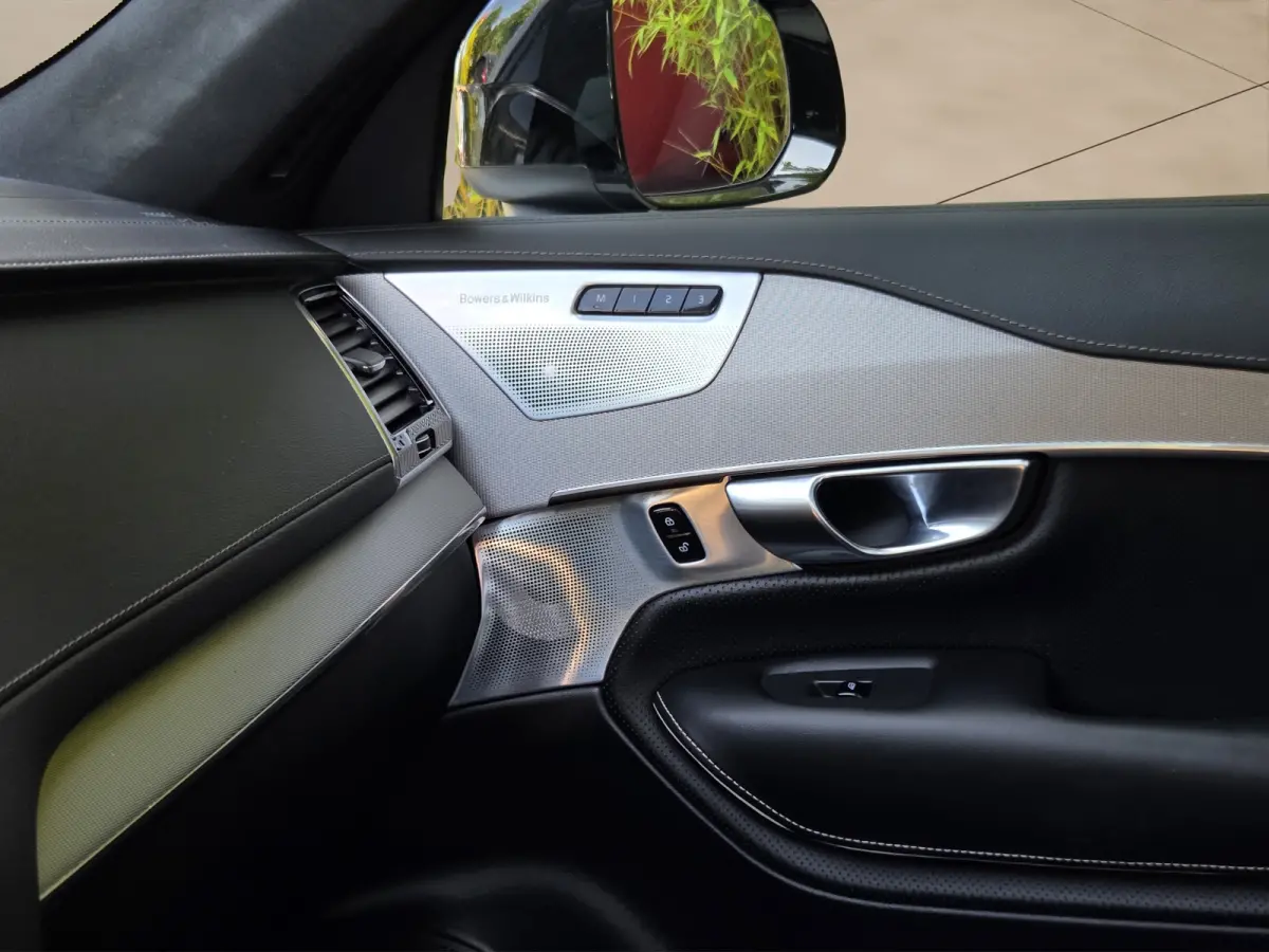 2.0 T8 Recharge AWD Ultimate Dark | Trekhaak | Luchtvering | Bowers&Wilkins | HUD | 360 Cam | Pano
