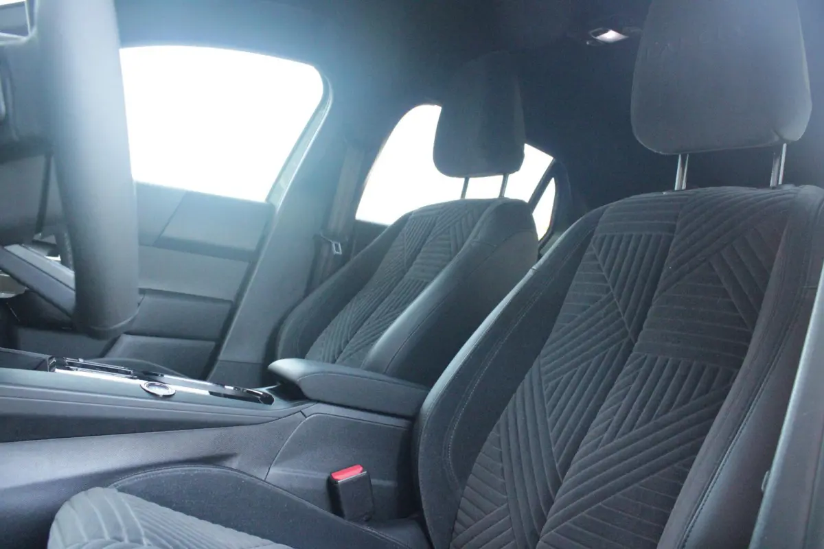 1.2 Hybrid 110PK AUTOMAAT LX | CAMERA VOOR + ACHTER | PARKEERSENSOREN VOOR + ACHTER | DRIVE PACK: ADAPTIVE CRUISE CONTROL/DODEHOEK DETECTIE/ELEKTRISCH INKLAPBARE BUITENSPIEGELS/SPROTIEF STUU