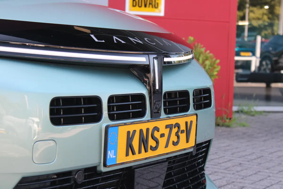 1.2 Hybrid 110PK AUTOMAAT LX | CAMERA VOOR + ACHTER | PARKEERSENSOREN VOOR + ACHTER | DRIVE PACK: ADAPTIVE CRUISE CONTROL/DODEHOEK DETECTIE/ELEKTRISCH INKLAPBARE BUITENSPIEGELS/SPROTIEF STUU