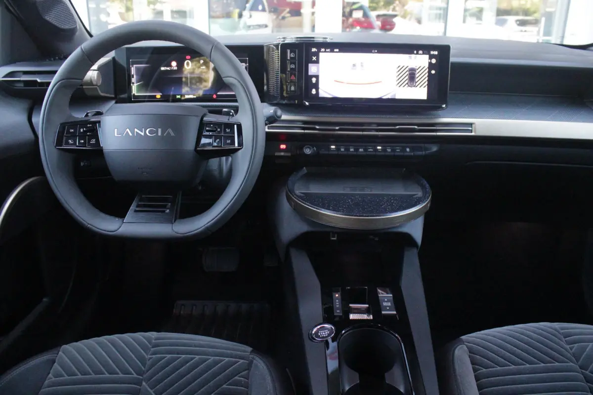 1.2 Hybrid 110PK AUTOMAAT LX | CAMERA VOOR + ACHTER | PARKEERSENSOREN VOOR + ACHTER | DRIVE PACK: ADAPTIVE CRUISE CONTROL/DODEHOEK DETECTIE/ELEKTRISCH INKLAPBARE BUITENSPIEGELS/SPROTIEF STUU