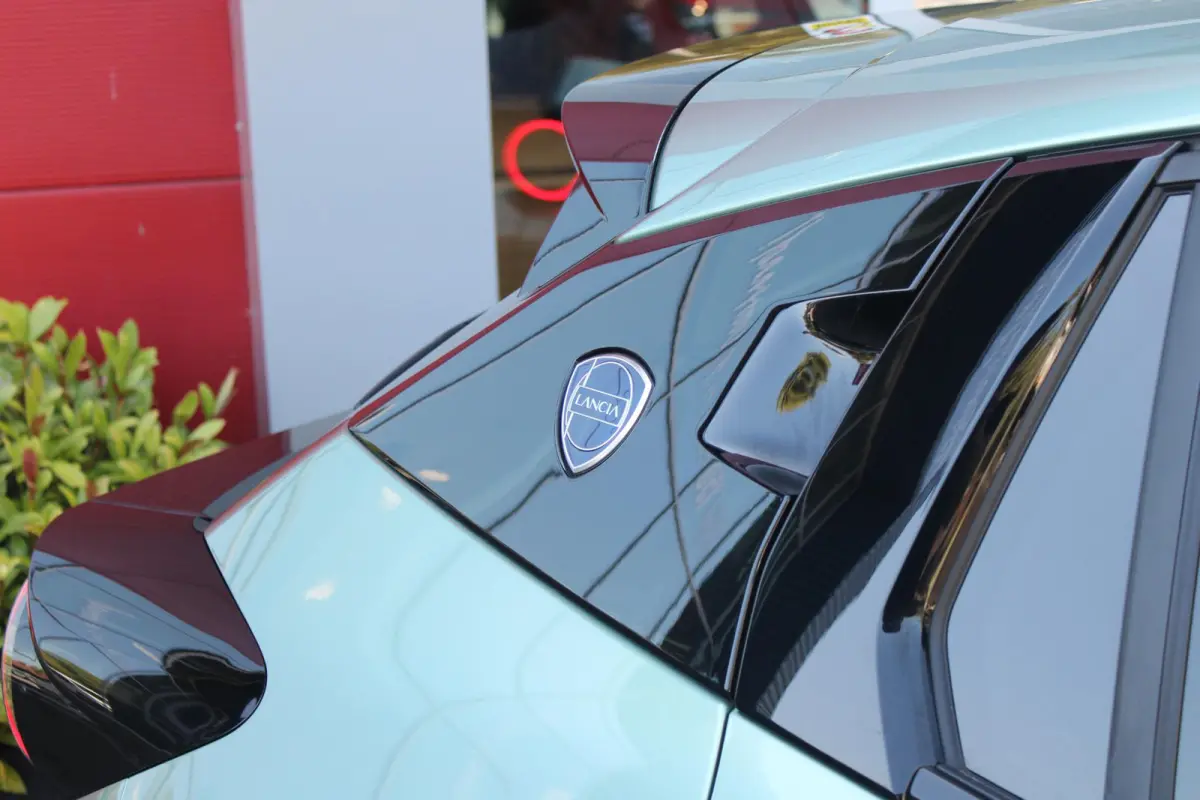 1.2 Hybrid 110PK AUTOMAAT LX | CAMERA VOOR + ACHTER | PARKEERSENSOREN VOOR + ACHTER | DRIVE PACK: ADAPTIVE CRUISE CONTROL/DODEHOEK DETECTIE/ELEKTRISCH INKLAPBARE BUITENSPIEGELS/SPROTIEF STUU