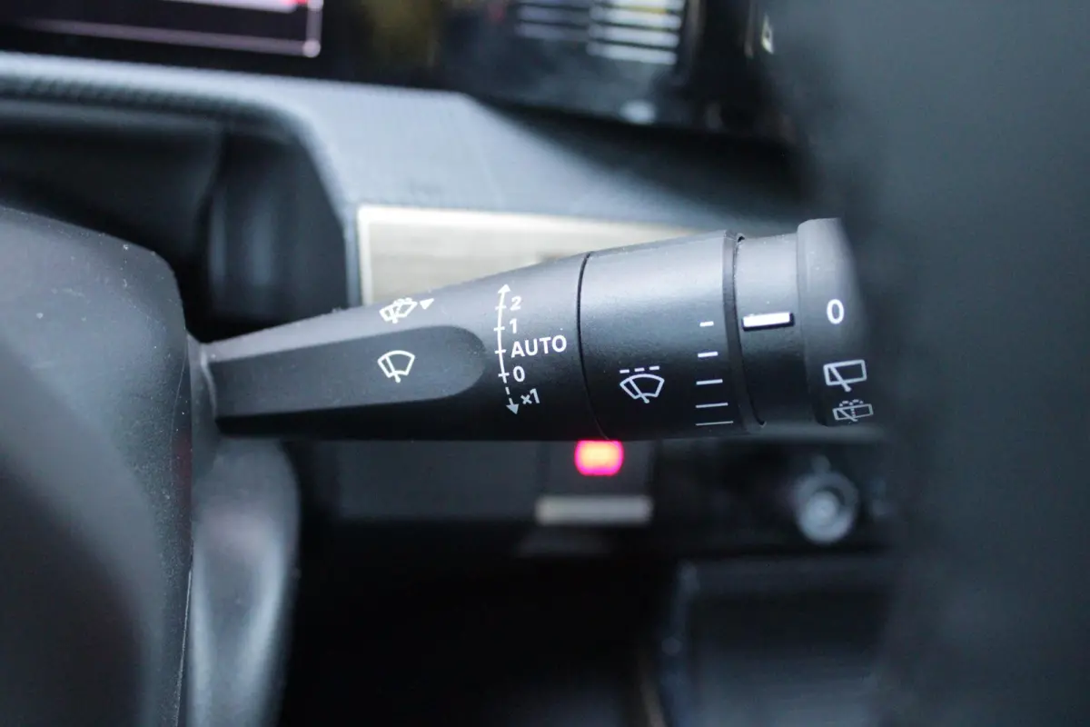 1.2 Hybrid 110PK AUTOMAAT LX | CAMERA VOOR + ACHTER | PARKEERSENSOREN VOOR + ACHTER | DRIVE PACK: ADAPTIVE CRUISE CONTROL/DODEHOEK DETECTIE/ELEKTRISCH INKLAPBARE BUITENSPIEGELS/SPROTIEF STUU