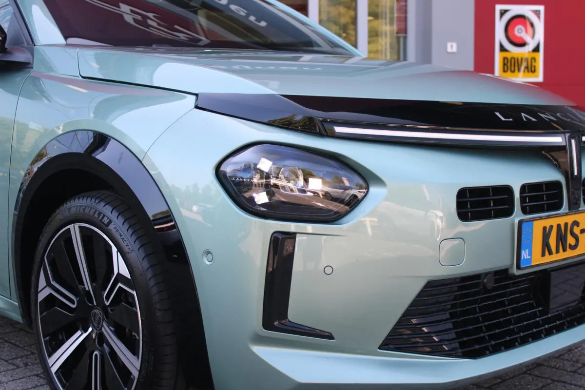 1.2 Hybrid 110PK AUTOMAAT LX | CAMERA VOOR + ACHTER | PARKEERSENSOREN VOOR + ACHTER | DRIVE PACK: ADAPTIVE CRUISE CONTROL/DODEHOEK DETECTIE/ELEKTRISCH INKLAPBARE BUITENSPIEGELS/SPROTIEF STUU