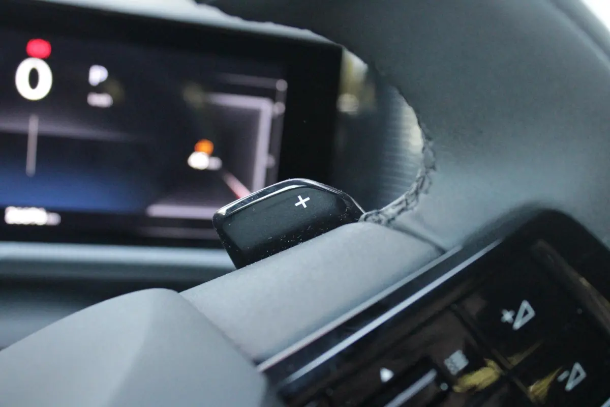 1.2 Hybrid 110PK AUTOMAAT LX | CAMERA VOOR + ACHTER | PARKEERSENSOREN VOOR + ACHTER | DRIVE PACK: ADAPTIVE CRUISE CONTROL/DODEHOEK DETECTIE/ELEKTRISCH INKLAPBARE BUITENSPIEGELS/SPROTIEF STUU