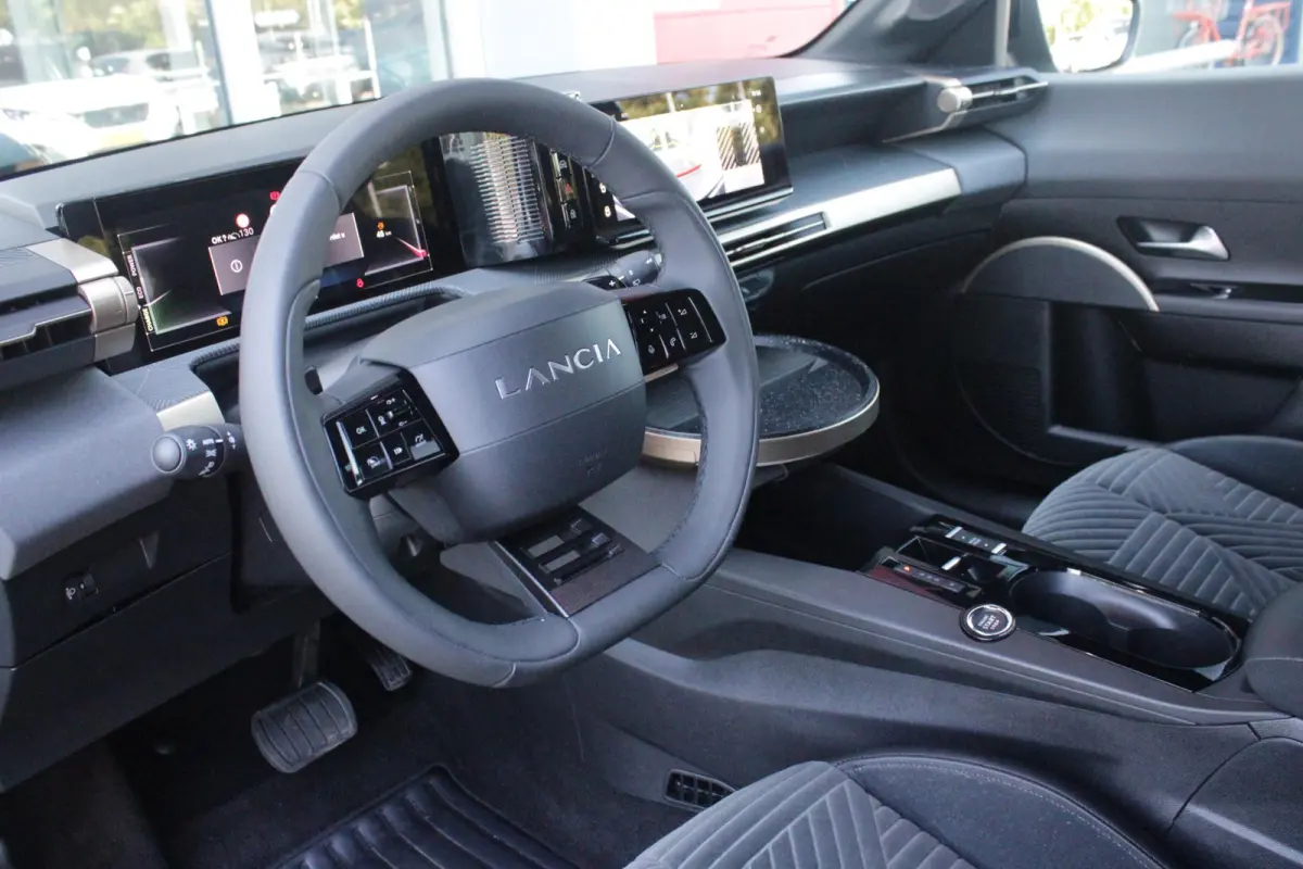 1.2 Hybrid 110PK AUTOMAAT LX | CAMERA VOOR + ACHTER | PARKEERSENSOREN VOOR + ACHTER | DRIVE PACK: ADAPTIVE CRUISE CONTROL/DODEHOEK DETECTIE/ELEKTRISCH INKLAPBARE BUITENSPIEGELS/SPROTIEF STUU