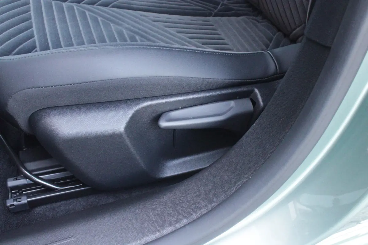 1.2 Hybrid 110PK AUTOMAAT LX | CAMERA VOOR + ACHTER | PARKEERSENSOREN VOOR + ACHTER | DRIVE PACK: ADAPTIVE CRUISE CONTROL/DODEHOEK DETECTIE/ELEKTRISCH INKLAPBARE BUITENSPIEGELS/SPROTIEF STUU
