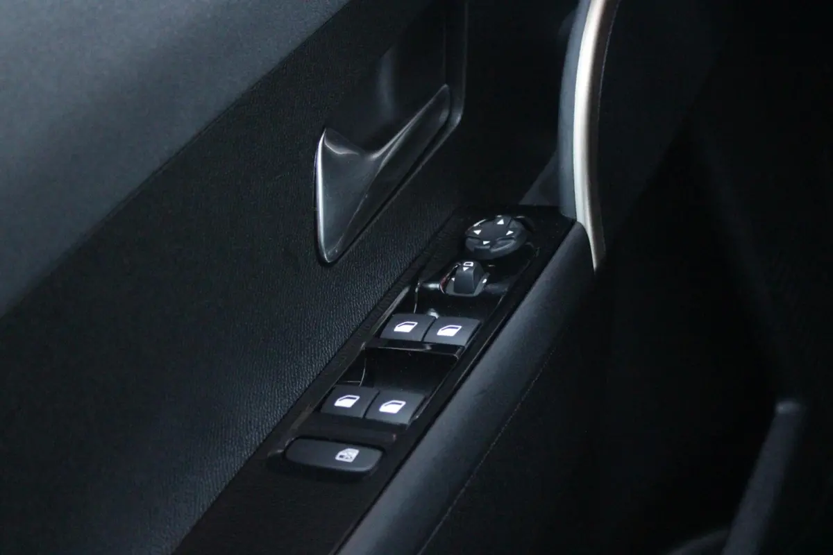 1.2 Hybrid 110PK AUTOMAAT LX | CAMERA VOOR + ACHTER | PARKEERSENSOREN VOOR + ACHTER | DRIVE PACK: ADAPTIVE CRUISE CONTROL/DODEHOEK DETECTIE/ELEKTRISCH INKLAPBARE BUITENSPIEGELS/SPROTIEF STUU