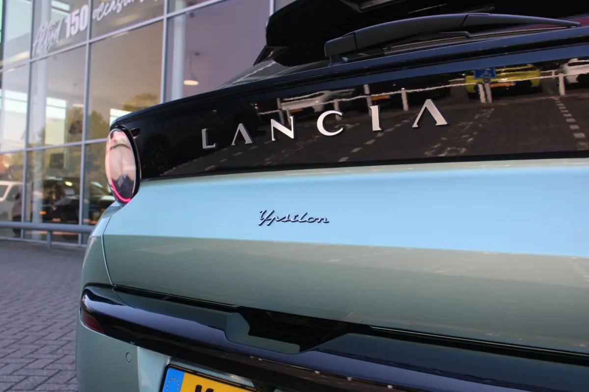 1.2 Hybrid 110PK AUTOMAAT LX | CAMERA VOOR + ACHTER | PARKEERSENSOREN VOOR + ACHTER | DRIVE PACK: ADAPTIVE CRUISE CONTROL/DODEHOEK DETECTIE/ELEKTRISCH INKLAPBARE BUITENSPIEGELS/SPROTIEF STUU