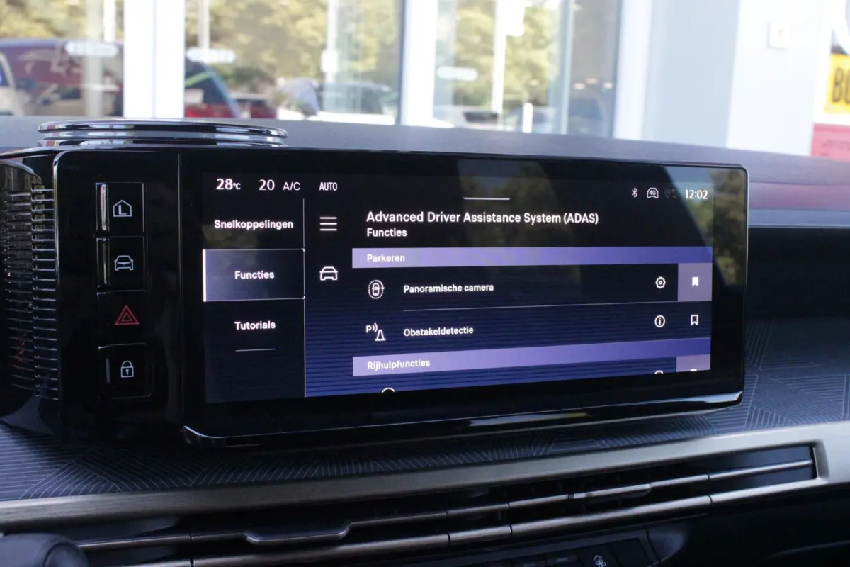 1.2 Hybrid 110PK AUTOMAAT LX | CAMERA VOOR + ACHTER | PARKEERSENSOREN VOOR + ACHTER | DRIVE PACK: ADAPTIVE CRUISE CONTROL/DODEHOEK DETECTIE/ELEKTRISCH INKLAPBARE BUITENSPIEGELS/SPROTIEF STUU