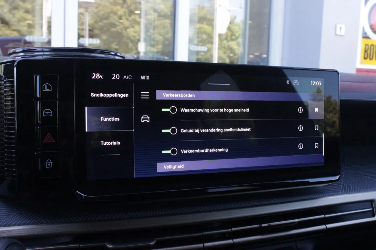 1.2 Hybrid 110PK AUTOMAAT LX | CAMERA VOOR + ACHTER | PARKEERSENSOREN VOOR + ACHTER | DRIVE PACK: ADAPTIVE CRUISE CONTROL/DODEHOEK DETECTIE/ELEKTRISCH INKLAPBARE BUITENSPIEGELS/SPROTIEF STUU
