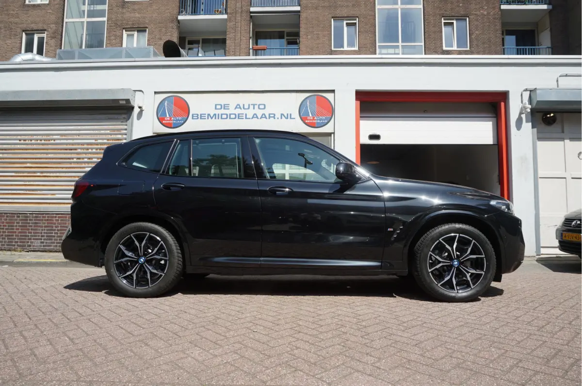 xDrive30e High Executive M-SPORT | Trekhaak | Panoramadak | Adaptive + Lane | BTW auto | Apple Carplay |