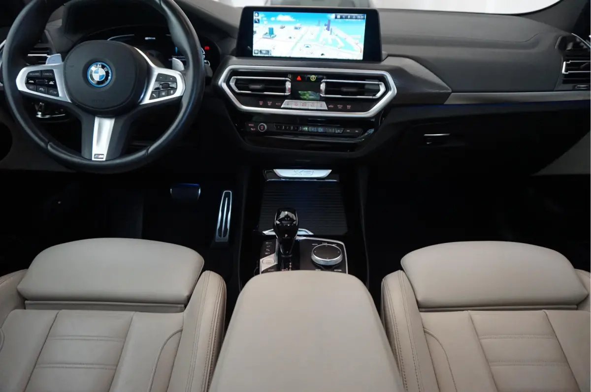 xDrive30e High Executive M-SPORT | Trekhaak | Panoramadak | Adaptive + Lane | BTW auto | Apple Carplay |