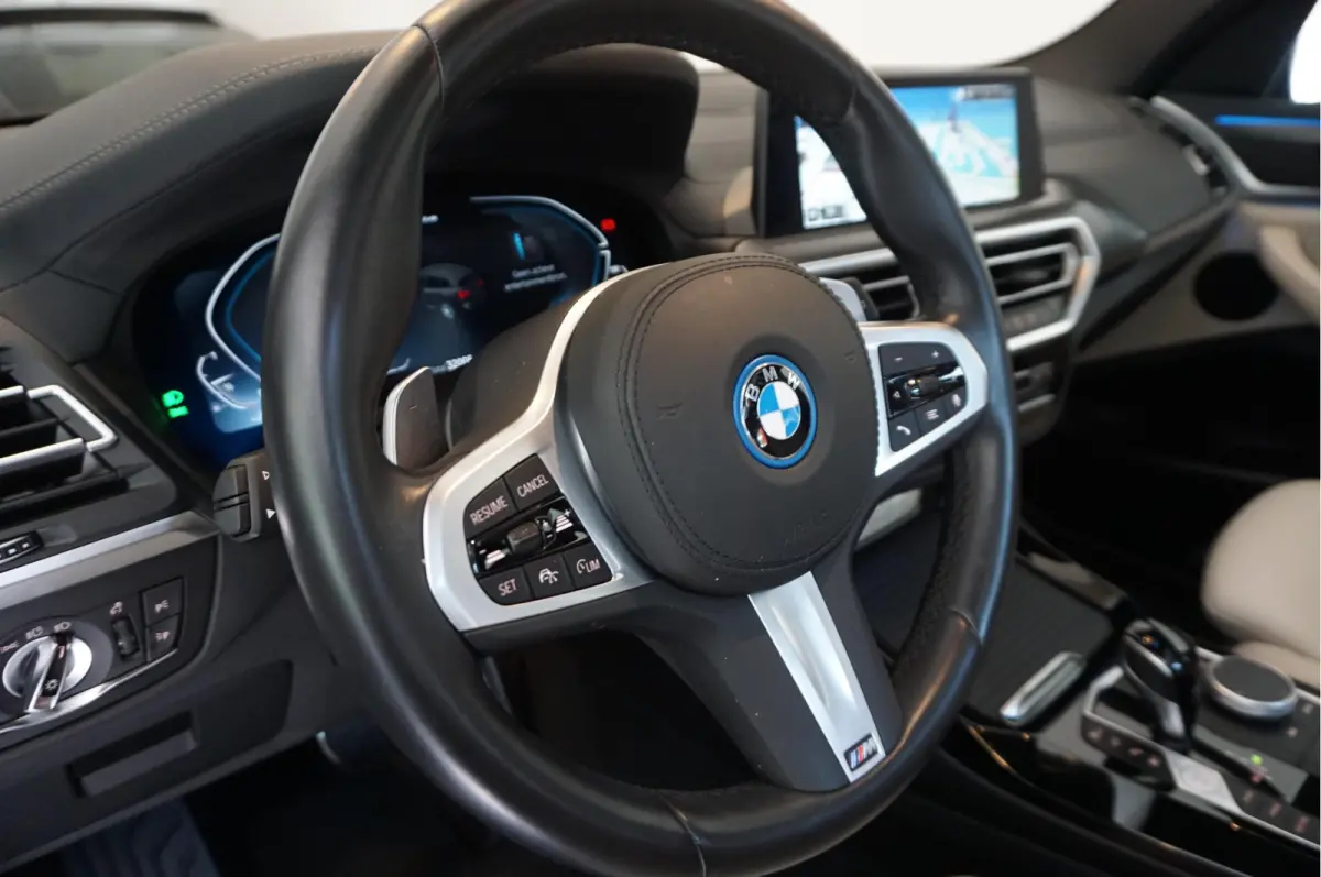 xDrive30e High Executive M-SPORT | Trekhaak | Panoramadak | Adaptive + Lane | BTW auto | Apple Carplay |