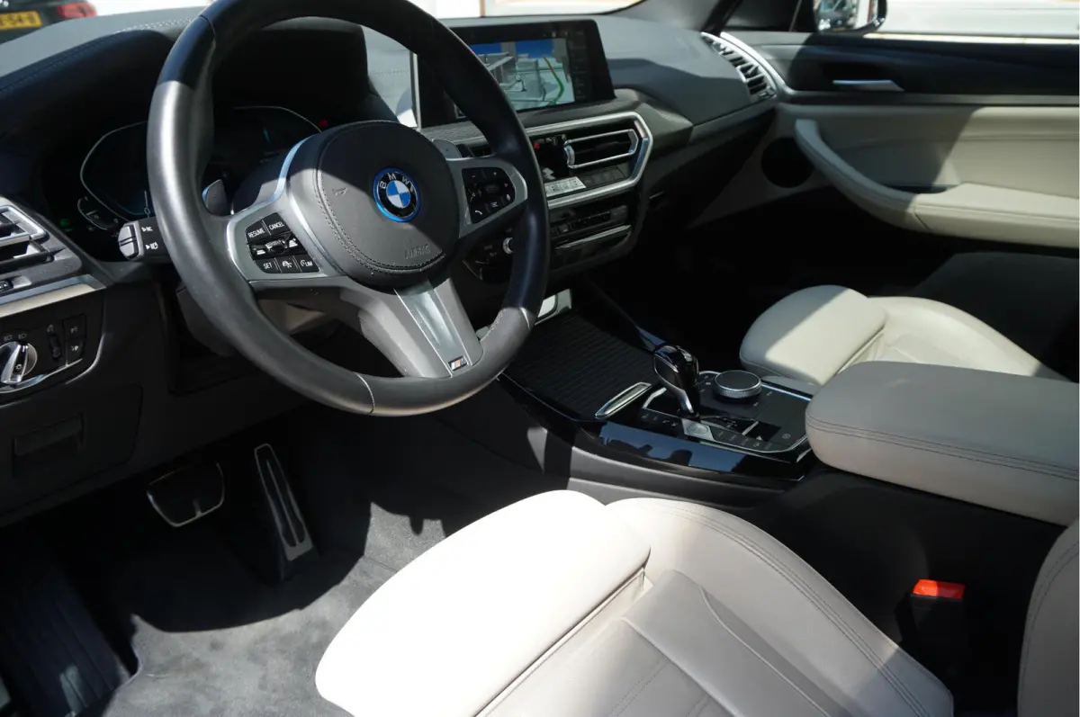 xDrive30e High Executive M-SPORT | Trekhaak | Panoramadak | Adaptive + Lane | BTW auto | Apple Carplay |
