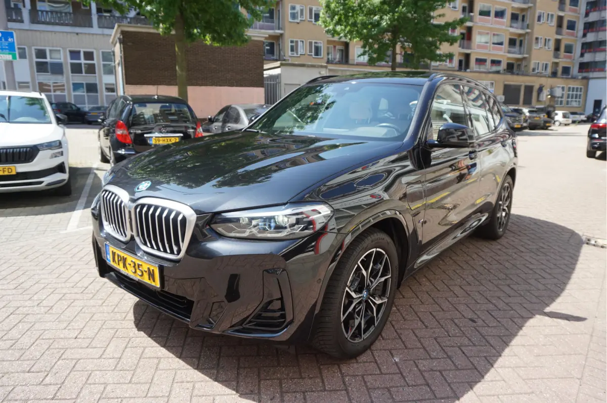 xDrive30e High Executive M-SPORT | Trekhaak | Panoramadak | Adaptive + Lane | BTW auto | Apple Carplay |