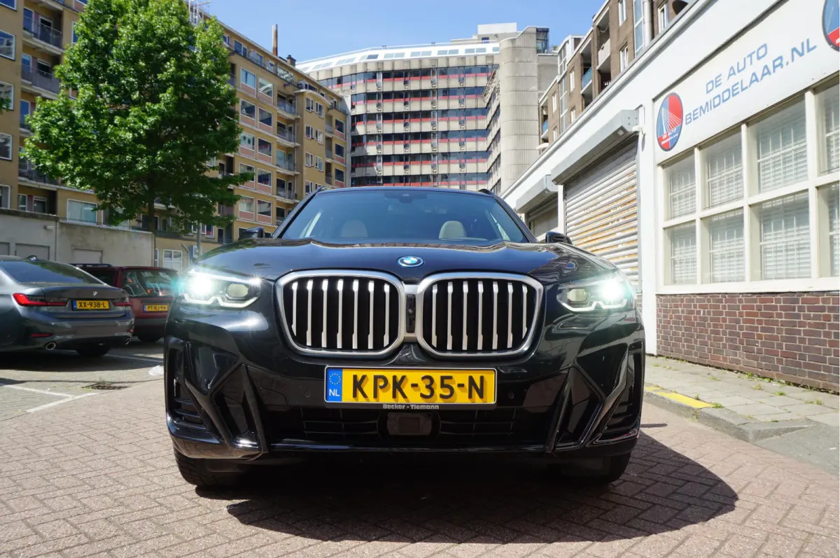 xDrive30e High Executive M-SPORT | Trekhaak | Panoramadak | Adaptive + Lane | BTW auto | Apple Carplay |