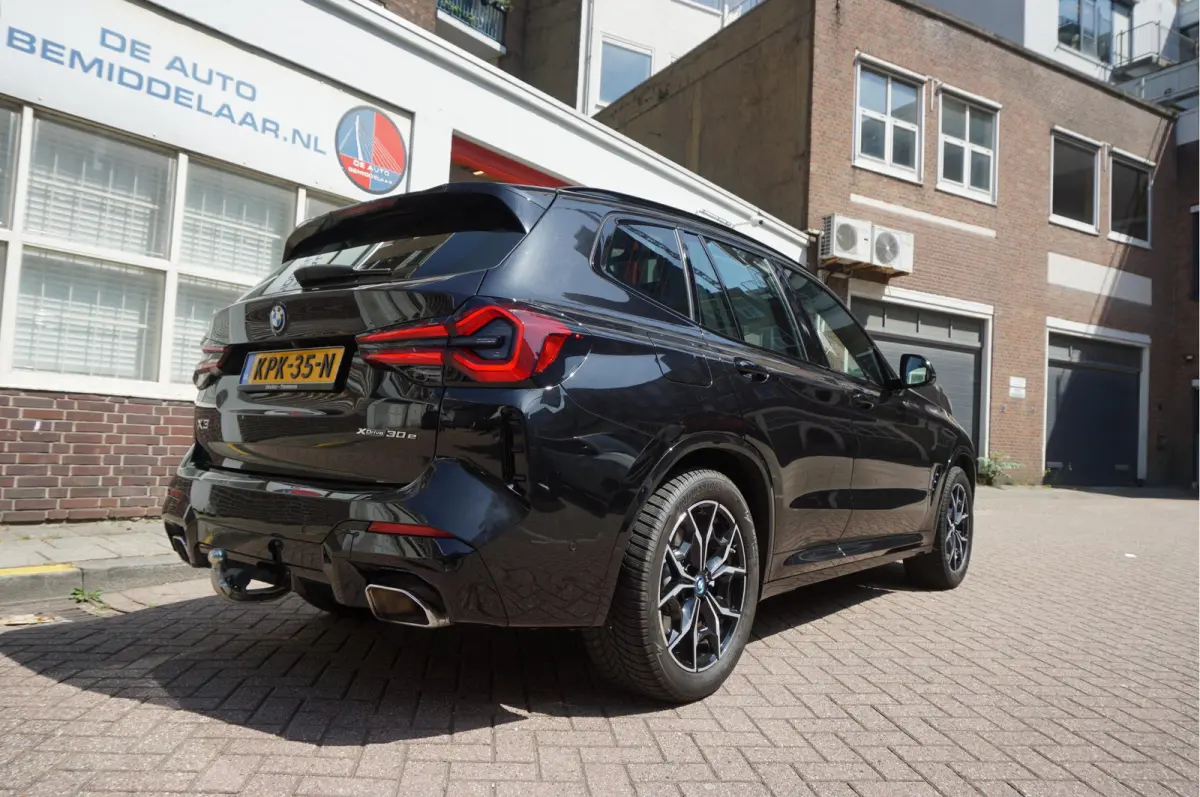 xDrive30e High Executive M-SPORT | Trekhaak | Panoramadak | Adaptive + Lane | BTW auto | Apple Carplay |