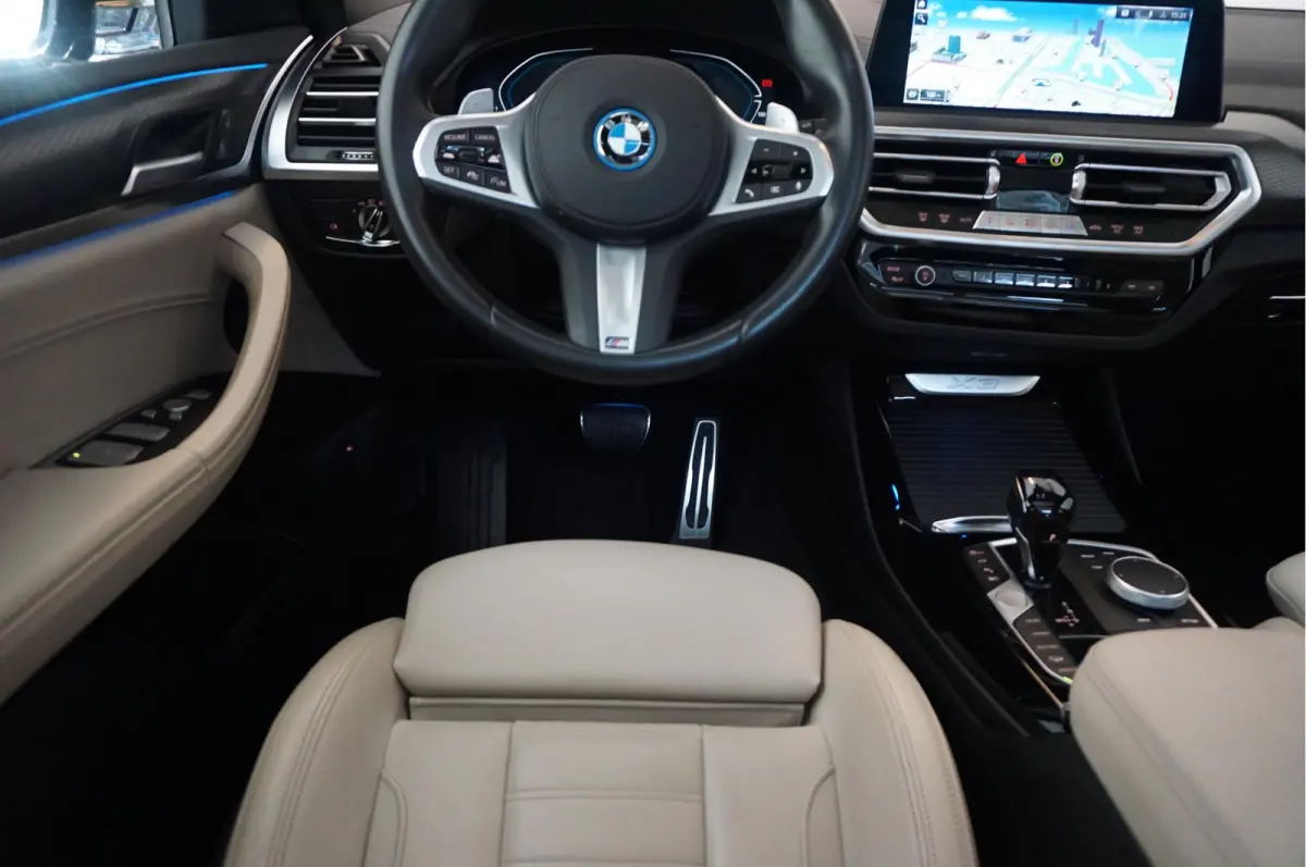 xDrive30e High Executive M-SPORT | Trekhaak | Panoramadak | Adaptive + Lane | BTW auto | Apple Carplay |