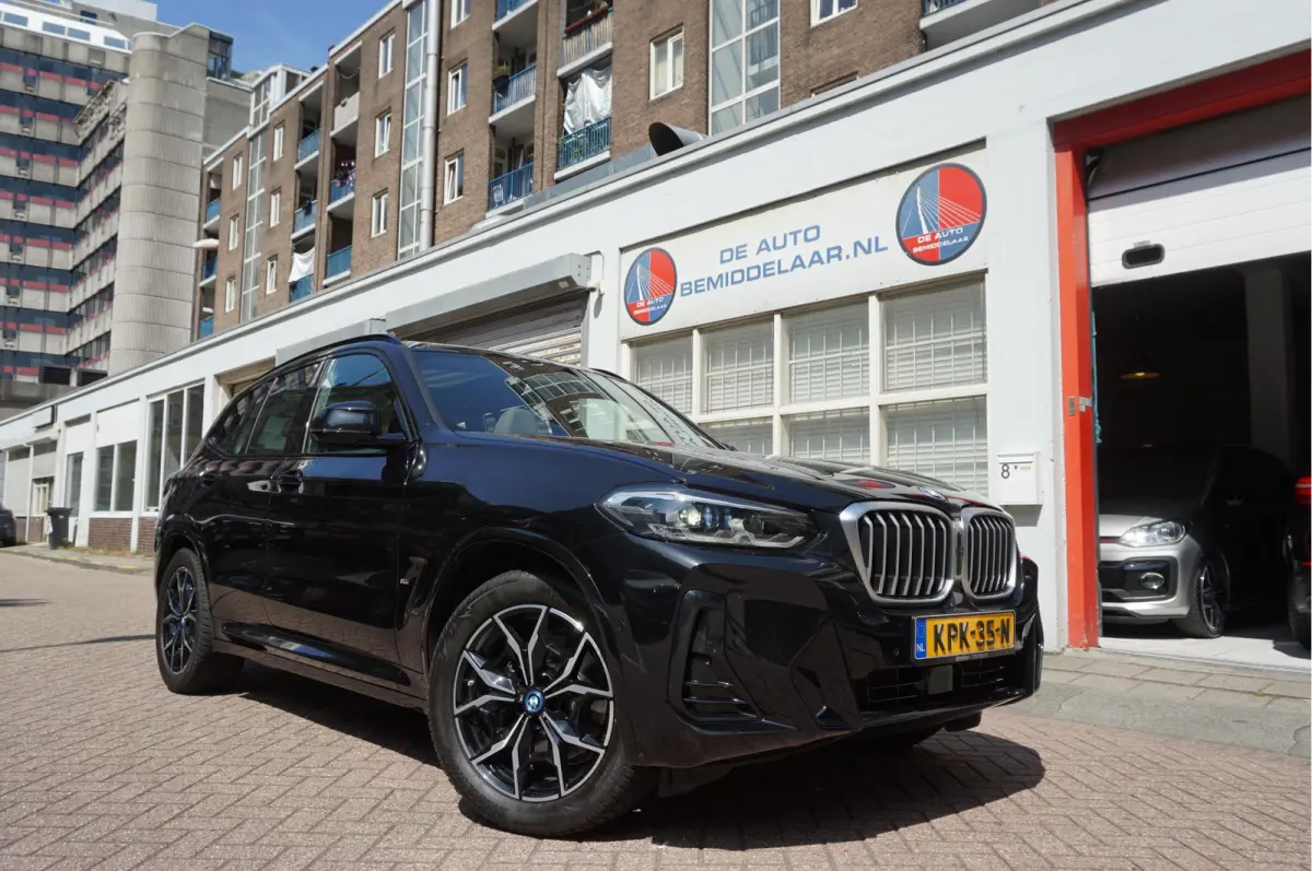 xDrive30e High Executive M-SPORT | Trekhaak | Panoramadak | Adaptive + Lane | BTW auto | Apple Carplay |