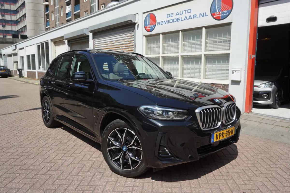 xDrive30e High Executive M-SPORT | Trekhaak | Panoramadak | Adaptive + Lane | BTW auto | Apple Carplay |