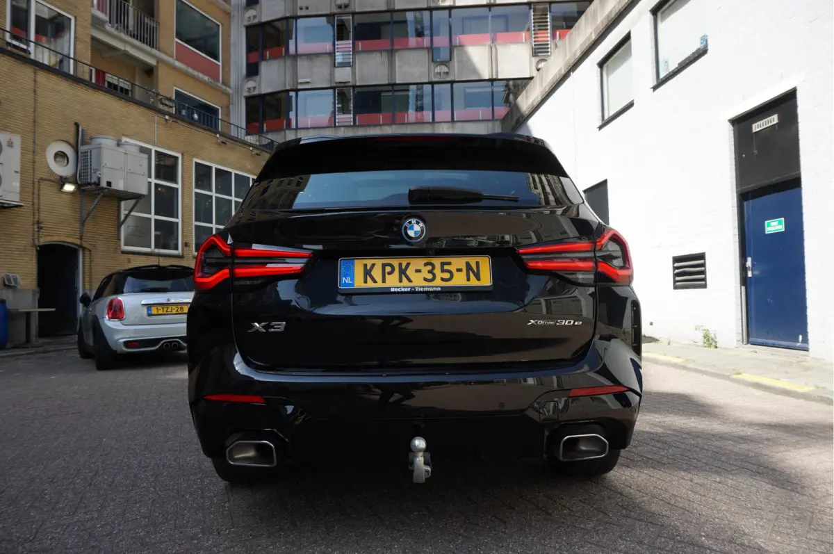 xDrive30e High Executive M-SPORT | Trekhaak | Panoramadak | Adaptive + Lane | BTW auto | Apple Carplay |