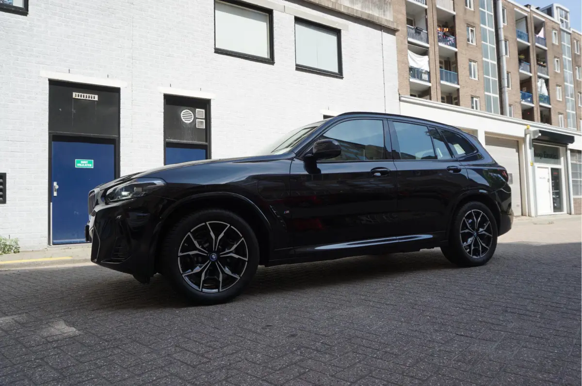 xDrive30e High Executive M-SPORT | Trekhaak | Panoramadak | Adaptive + Lane | BTW auto | Apple Carplay |