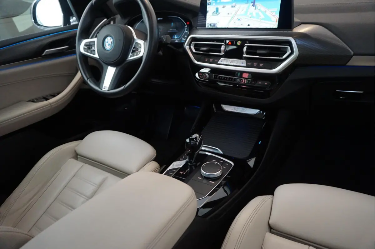 xDrive30e High Executive M-SPORT | Trekhaak | Panoramadak | Adaptive + Lane | BTW auto | Apple Carplay |