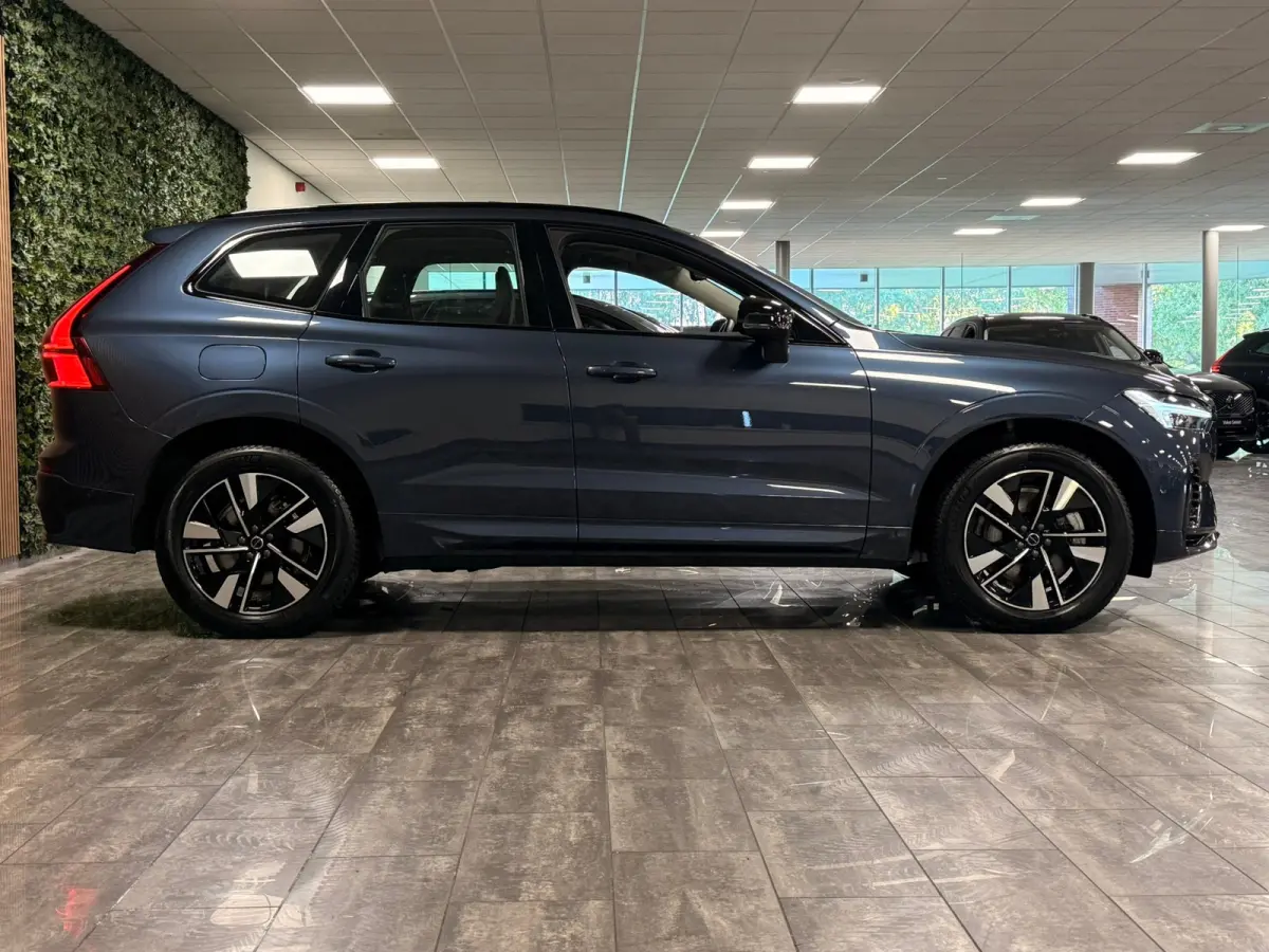 T6 AWD Recharge Plus Dark | MY26 Facelift | Schuifdak | Trekhaak | 360° Camera | | Head-Up Display | Harman Kardon | All Season banden | Adaptieve Cruise Control | Stoelverwarming voor+acht