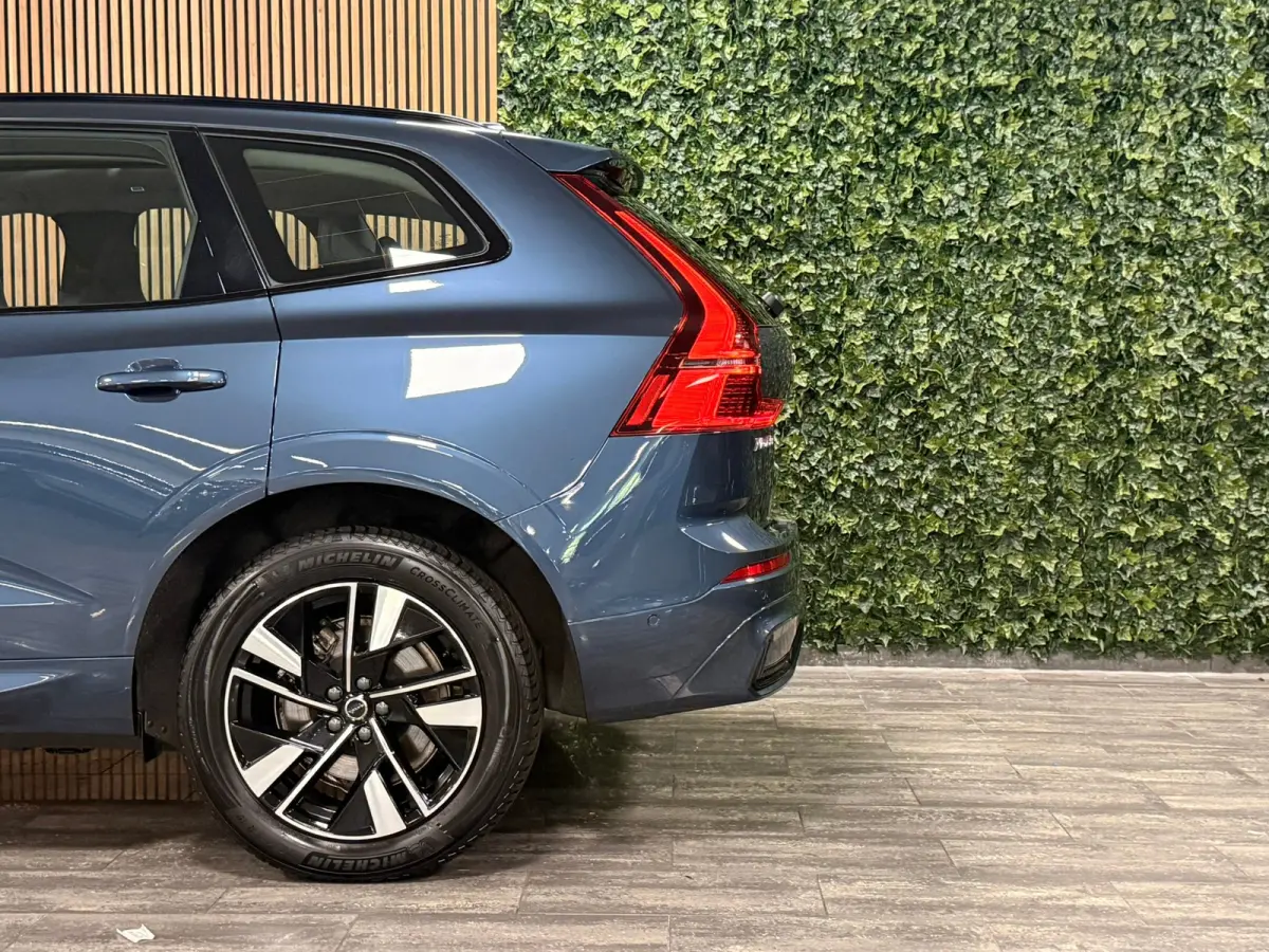 T6 AWD Recharge Plus Dark | MY26 Facelift | Schuifdak | Trekhaak | 360° Camera | | Head-Up Display | Harman Kardon | All Season banden | Adaptieve Cruise Control | Stoelverwarming voor+acht