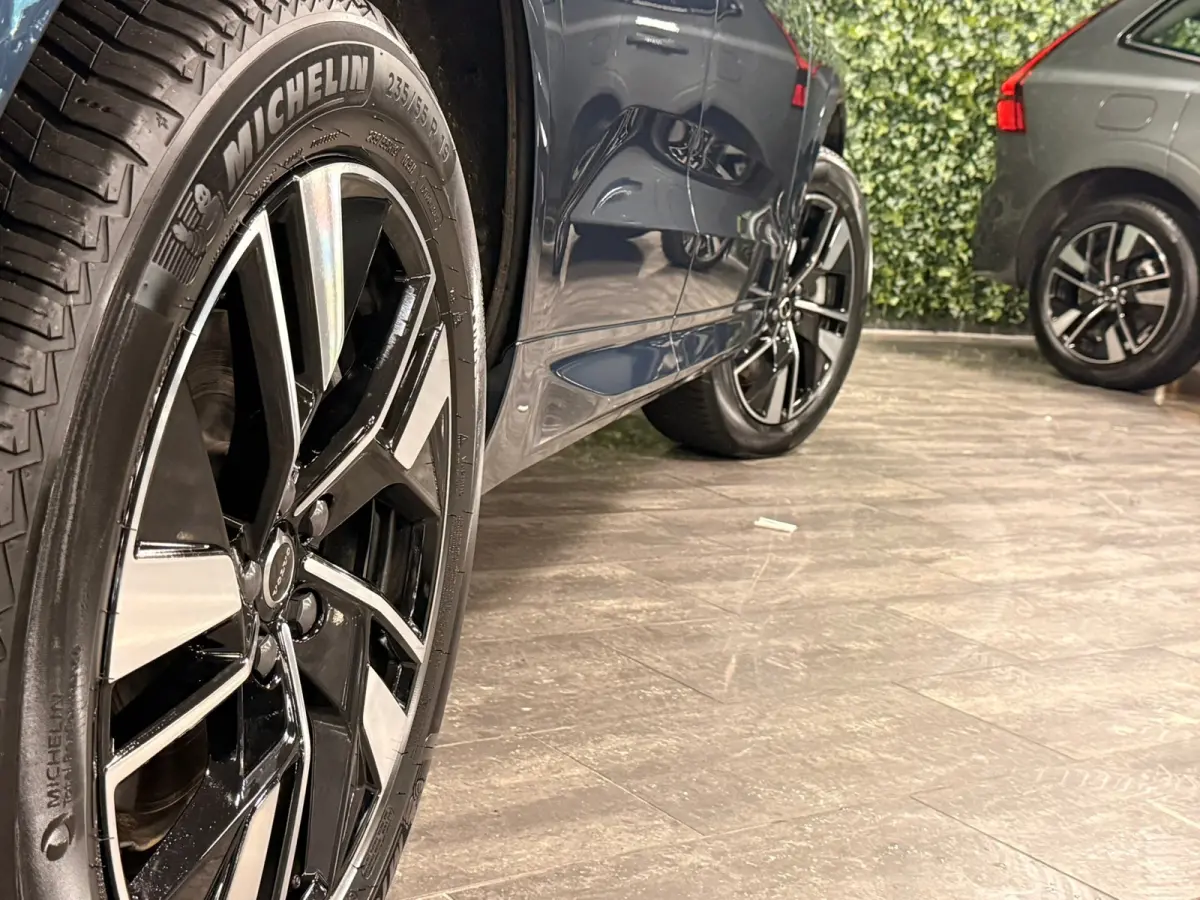 T6 AWD Recharge Plus Dark | MY26 Facelift | Schuifdak | Trekhaak | 360° Camera | | Head-Up Display | Harman Kardon | All Season banden | Adaptieve Cruise Control | Stoelverwarming voor+acht