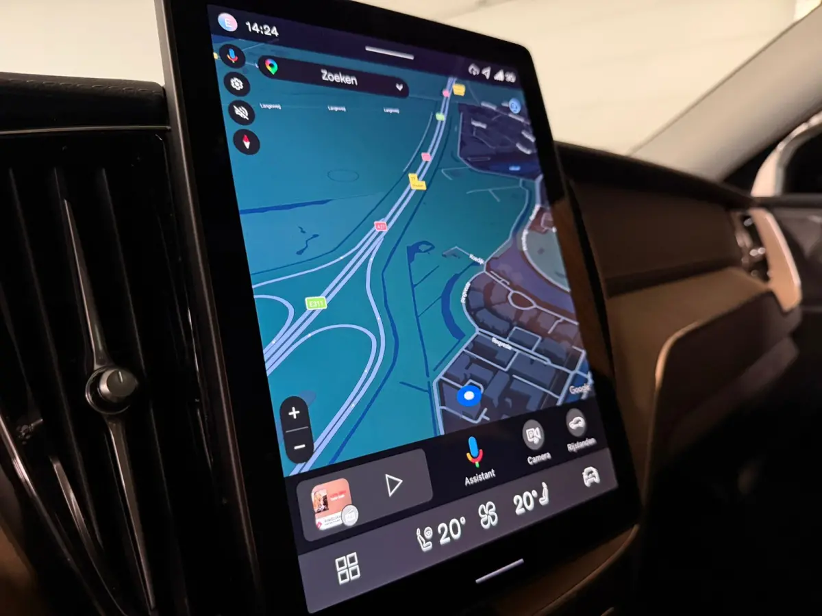 T6 AWD Recharge Plus Dark | MY26 Facelift | Schuifdak | Trekhaak | 360° Camera | | Head-Up Display | Harman Kardon | All Season banden | Adaptieve Cruise Control | Stoelverwarming voor+acht