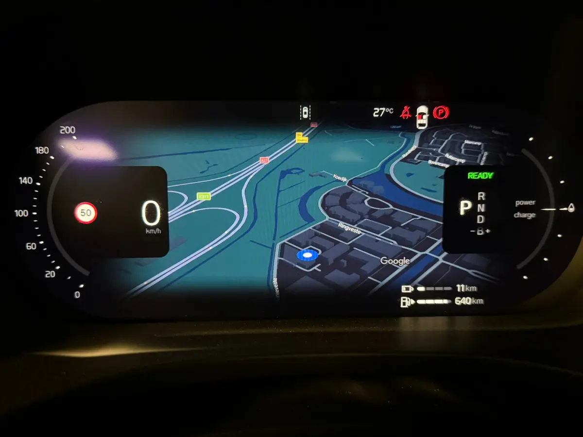 T6 AWD Recharge Plus Dark | MY26 Facelift | Schuifdak | Trekhaak | 360° Camera | | Head-Up Display | Harman Kardon | All Season banden | Adaptieve Cruise Control | Stoelverwarming voor+acht