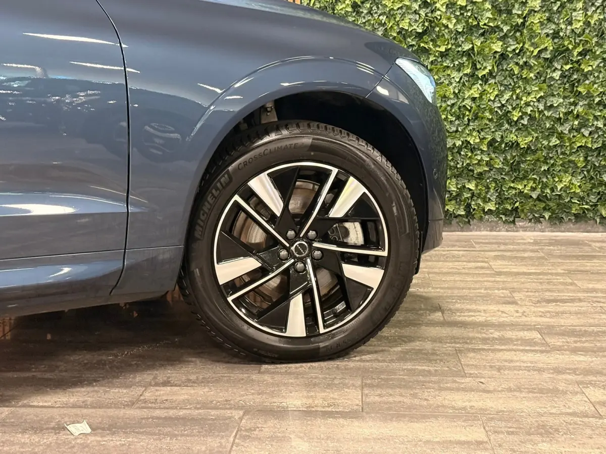 T6 AWD Recharge Plus Dark | MY26 Facelift | Schuifdak | Trekhaak | 360° Camera | | Head-Up Display | Harman Kardon | All Season banden | Adaptieve Cruise Control | Stoelverwarming voor+acht