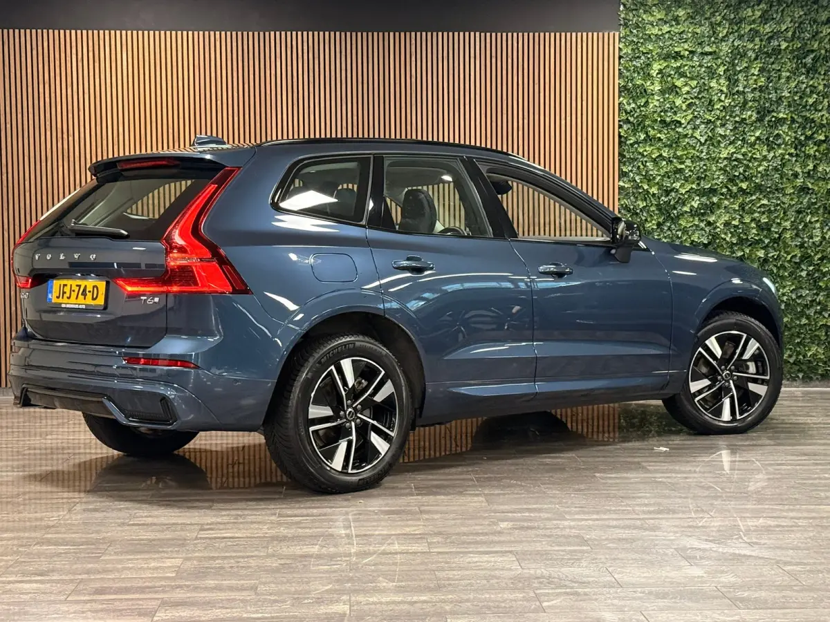T6 AWD Recharge Plus Dark | MY26 Facelift | Schuifdak | Trekhaak | 360° Camera | | Head-Up Display | Harman Kardon | All Season banden | Adaptieve Cruise Control | Stoelverwarming voor+acht